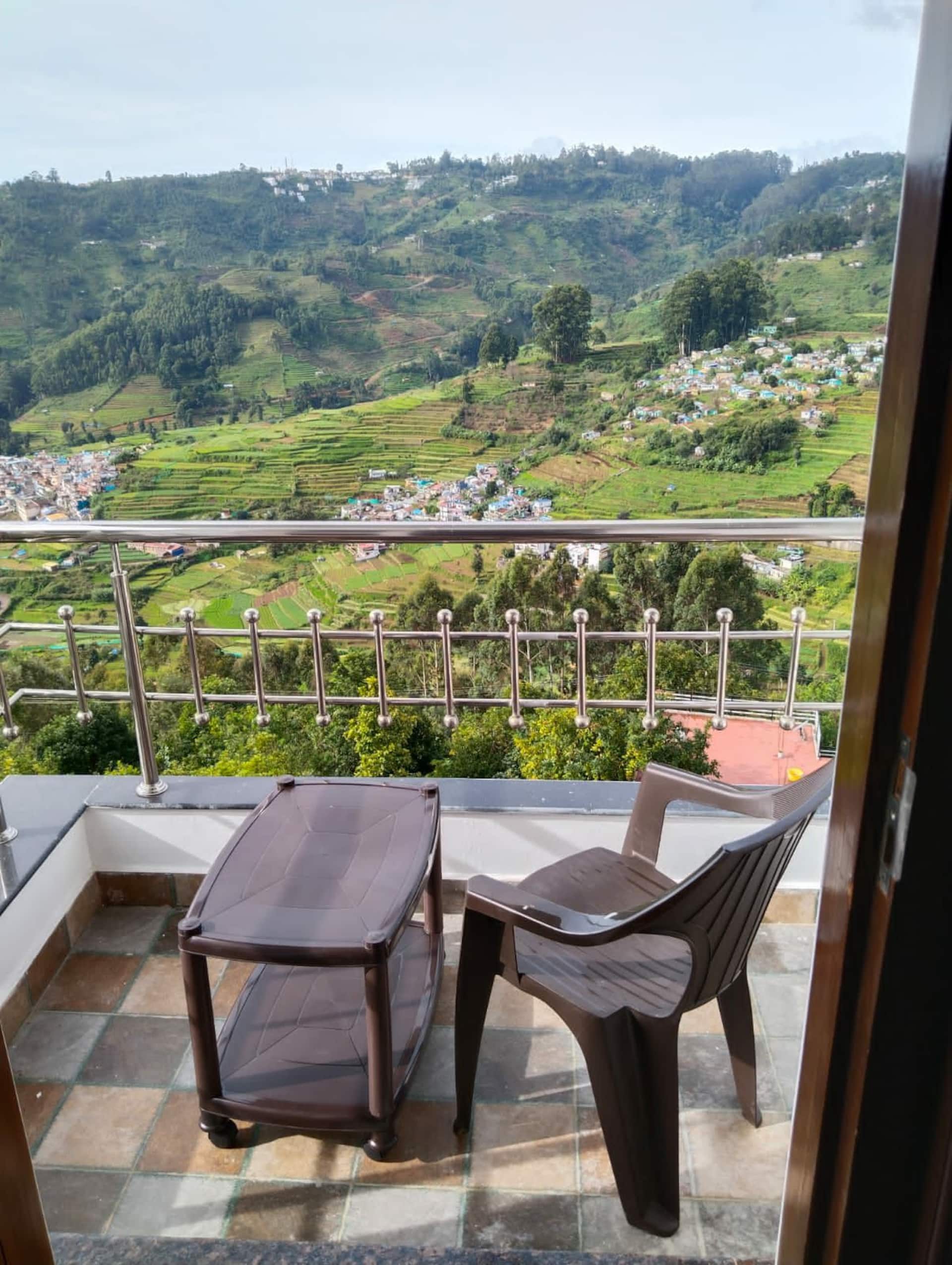 Balcony seating over the ridge